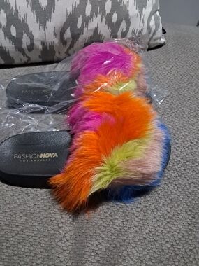Fashion Nova Multicolor Faux Fur Slide — Orange & Pink Accent